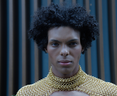 Modelo luce traje dorado