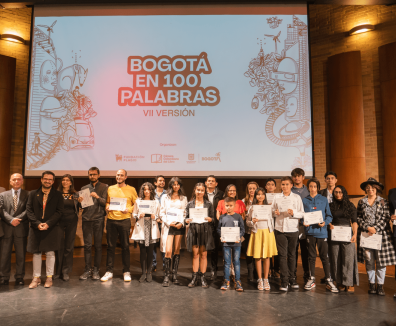 PErsonas recibiendo diploma