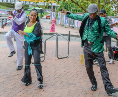 Dos personas bailando