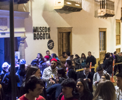 Personas esperando apra ingresar a Museo de Bogotá