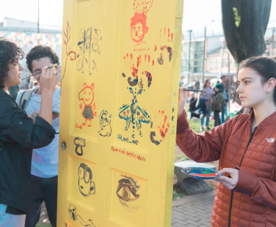 Personas pintando