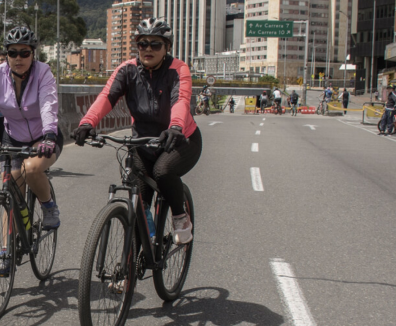 Personas montando bicicleta