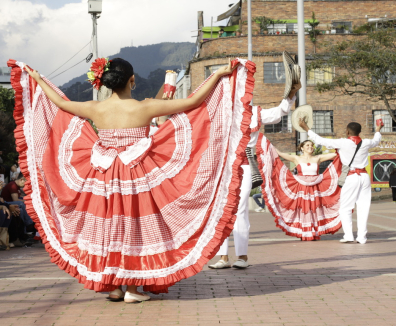 Muejres bailando con trajes de cumbia