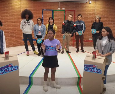 Niños presentando programa de tv
