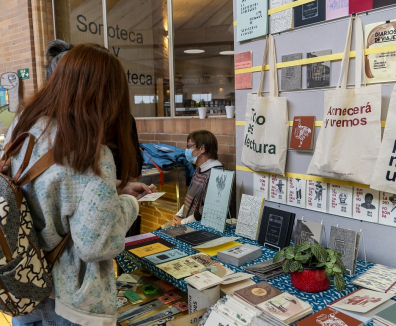 Mujer en feria de libros