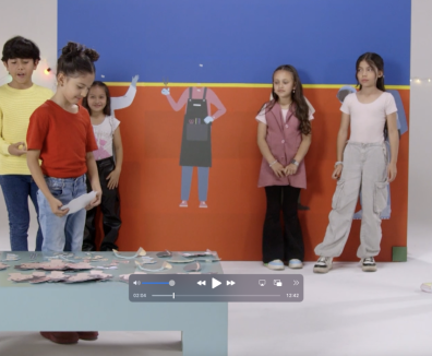 Niños y niñas jugando