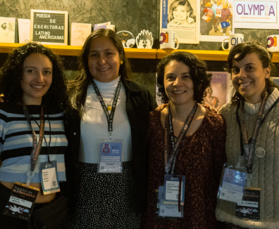 Cuatro mujeres posando