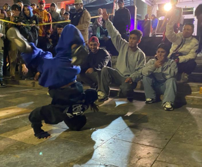 Jóvenes bailando