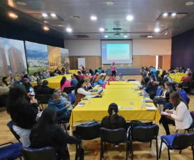 personas en reunión