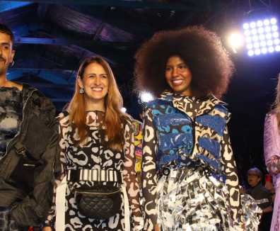 Hombres y mujeres en desfile de modas