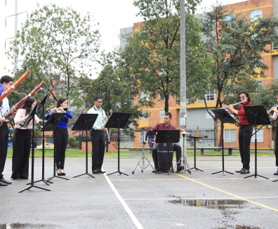 Agrupación de flautas y cañas tocando en el Parque Bosque Hayuelos en Bogotá