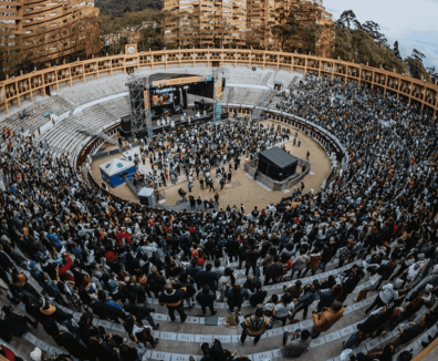 Plaza la Santamaría llena de público