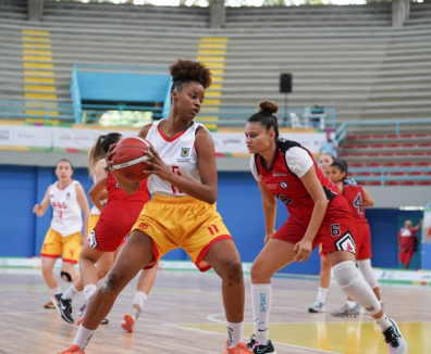 Mujeres practicando baloncesto