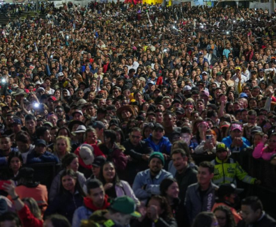 Personas concentradas masivamente en un escenario público de Bogotá