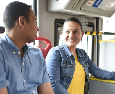 Usuarios dentro de un bus de TransMilenio