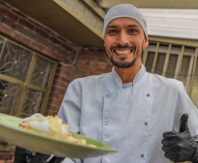 Cocinero presentando su plato