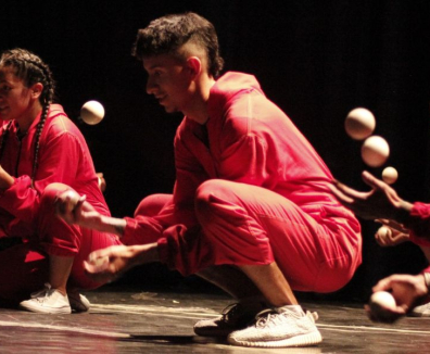 Artistas de circo en ensayo