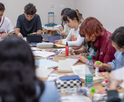 personas en aula haciendo manualidades