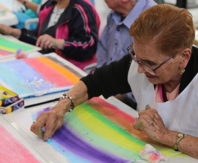 Persona mayor dibujando