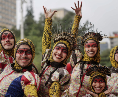 Foto desfile cultural comparsas