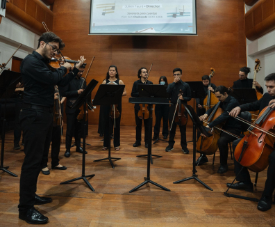 Personas interpretando el violín