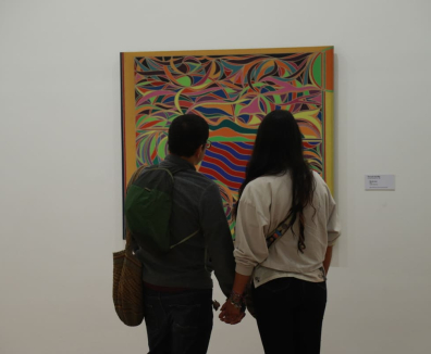 Dos personas viendo una obra de arte en un museo