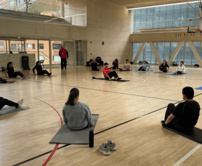 Fotografía de personas haciendo yoga