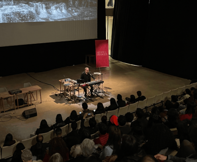 Fotografía de un evento en el teatro urbano del centro felicidad chapinero