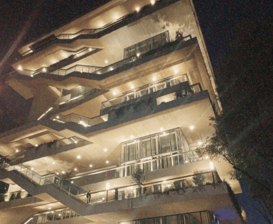 Fotografía del Centro Felicidad Chapinero de noche