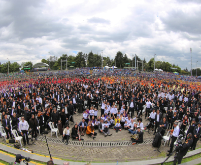 Foto de la Orquesta Filarmónica al aire libre con público masivo