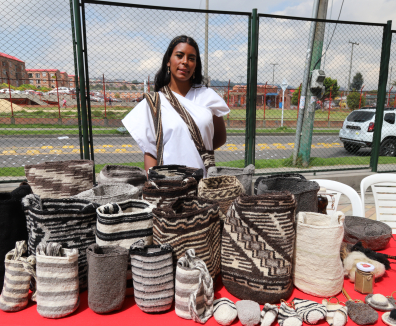 Artesana con sus productos