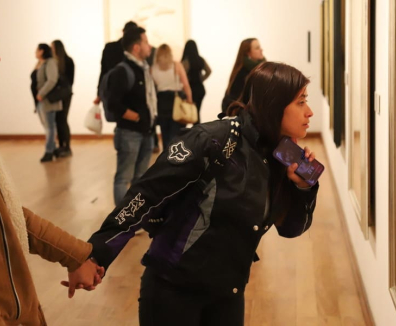 Personas en un museo
