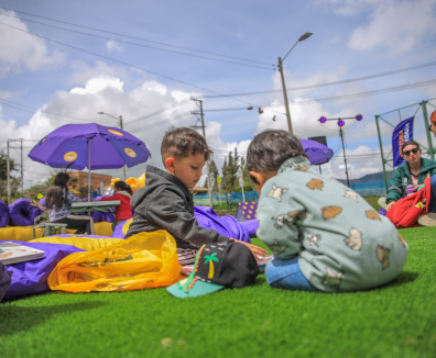 Niños en parque público