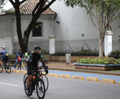 Hombre andando en bicicleta
