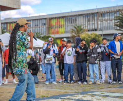 Jovenes viendo a un rapero