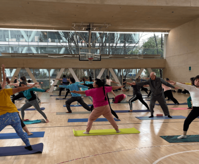 Fotografía de varias personas realizando actividad física 