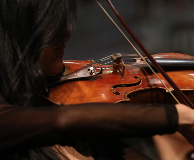 mujer interpretando el violín