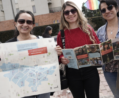 personas en una feria