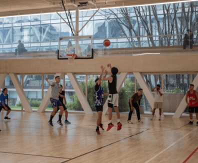 Fotografía de personas en un partido de baloncesto en la arena polivalente del Centro Felicidad Chapinero