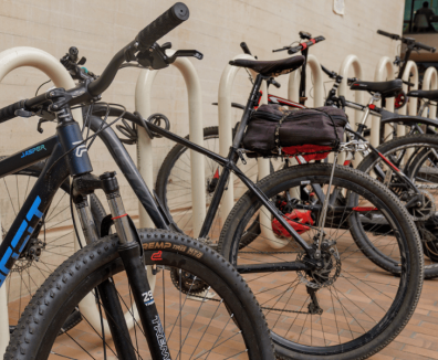 Fotografía del bici parqueadero del Centro Felicidad Chapinero ocupado por varias bicicletas y patinetas