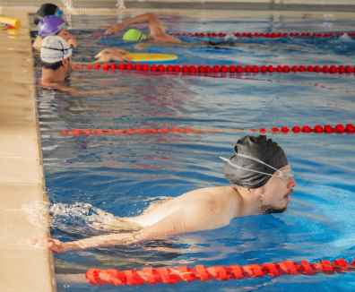 Fotografía de una persona realizando práctica libre en la piscina del centro felicidad chapinero