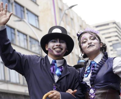 personas disfrazadas en comparsa