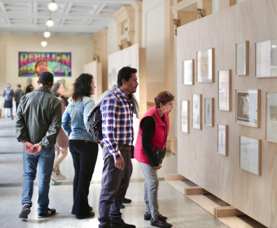 personas en exposición