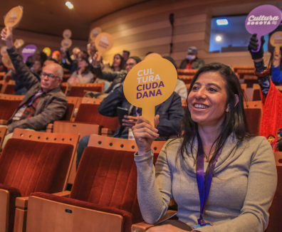 Personas en un auditorio