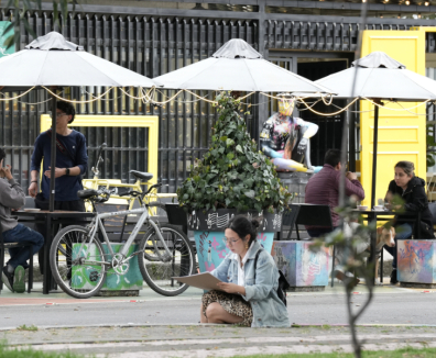 Vive la agenda alterna de la Bienal BOG25 en los Distritos Creativos de Bogotá