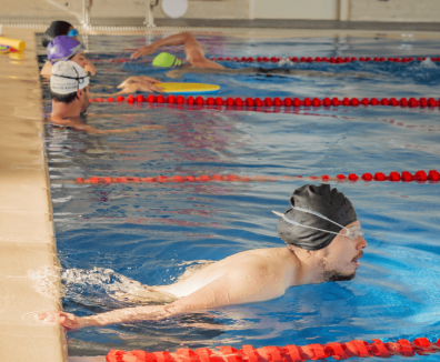 Fotografía de una persona nadando en la piscina del Centro Felicidad Chapinero