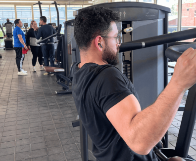 Fotografía de una persona realizando ejercicio en el gimnasio del centro felicidad chapinero