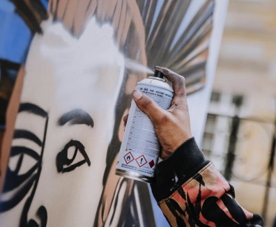 persona haciendo un grafiti