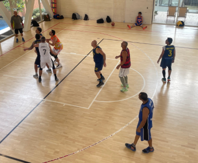 Fotografía de personas jugando en la arena polivalente del centro felicidad chapinero