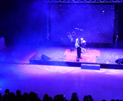 Fotografía del escenario principal del centro felicidad chapinero en una presentación